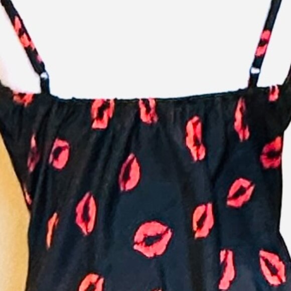 INSPIRED HEARTS BLACK DRESS WITH LIPS PRINT SMALL - Picture 2 of 7